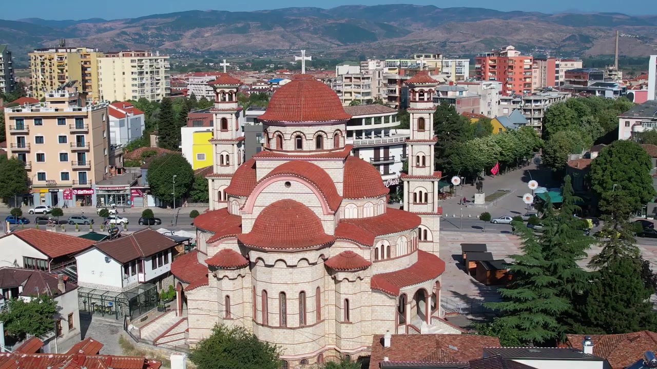 Catedral da Ressurreição no centro da cidade de Korça em um bulevar tranquilo e ensolarado pela manhã