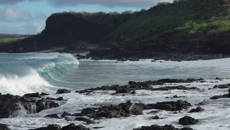 Hermosas-Olas-Del-Océano-En-Cámara-Lenta-Chocando-Y-Rompiendo-En-La-Orilla-Del-Mar-En-Hawaii