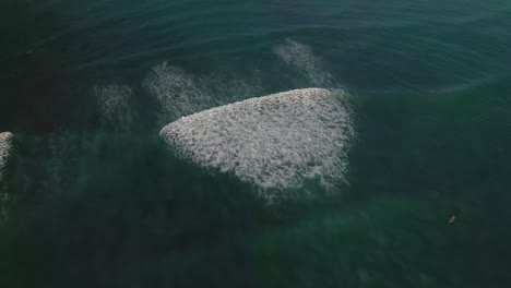 Vista-Aérea-De-Las-Olas-Rodando-En-El-Océano-En-La-Isla-De-Oahu,-Hawaii---Disparo-De-Drones