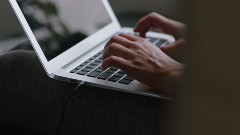 Mujer-De-Negocios-Usando-Redes-Portátiles-Enviando-Correo-Electrónico-En-Línea-Escribiendo-Mensajes-De-Intercambio-De-Ideas-Trabajando-En-La-Oficina-En-Una-Computadora-Móvil-De-Cerca-Las-Manos