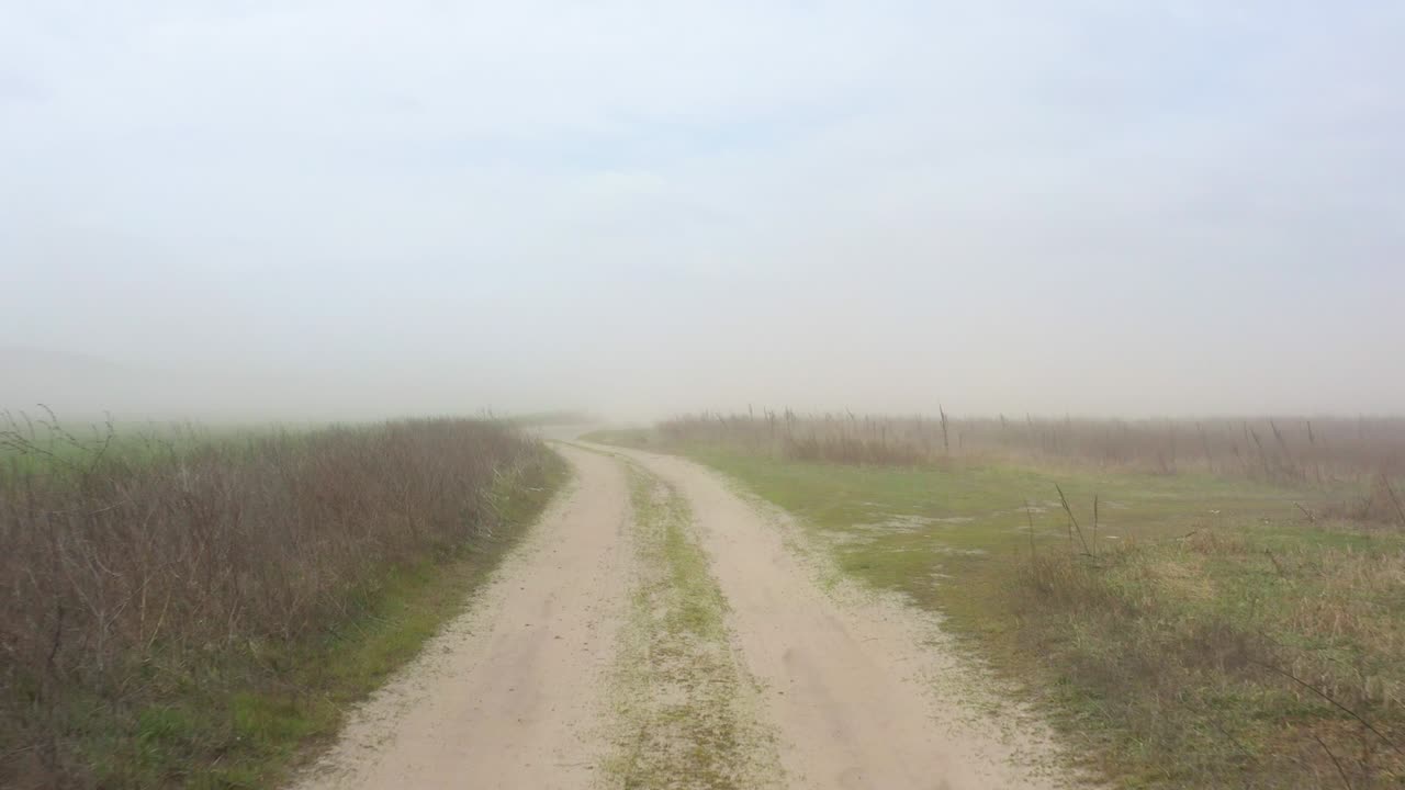 에서 먼지 폭풍은 검은 토양과 작물의 비옥한 층을 파괴합니다.