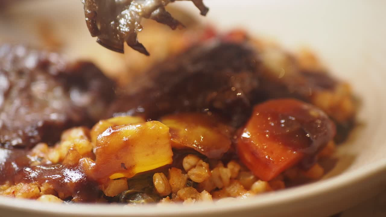 estofado de carne de res y setas con orzo y verduras