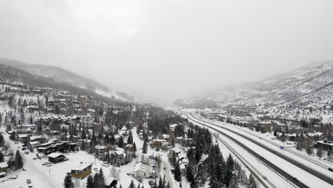 Imágenes-Aéreas-De-Drones-Volando-Sobre-La-Autopista-I-70-Del-Gran-Ejército-De-La-República-Cubierta-De-Nieve-Cerca-De-Vail,-Colorado,-Ee.uu.-Durante-El-Frío-Invierno-Blanco