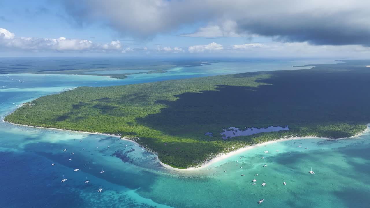 카리브해에 자리잡은 도미니카 공화국의 그림 같은 섬들의 광활함을 보여주는 후퇴하는 드론