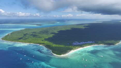 Retreating-drone-shot-showing-the-expanse-of-the-picturesque-islands-of-the-Dominican-Republic,-nestled-in-the-Caribbean