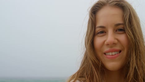 vista frontal de una mujer caucásica de pie en la playa 4k