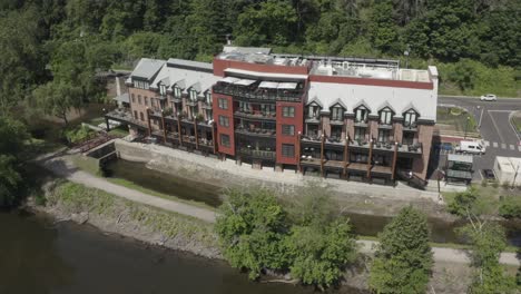 cinematografische beelden van river house bij odette's - drone 4k - new hope, pa