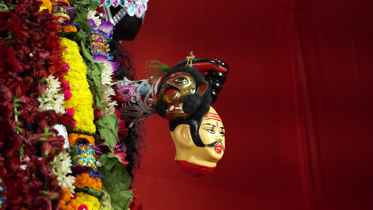 diwali es uno de los festivales más grandes de la india, kali, una de las deidades de los hindúes, es adorada en este festival