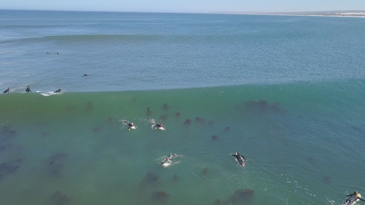 남아프리카 해안을 따라 서핑의 극적인 공중