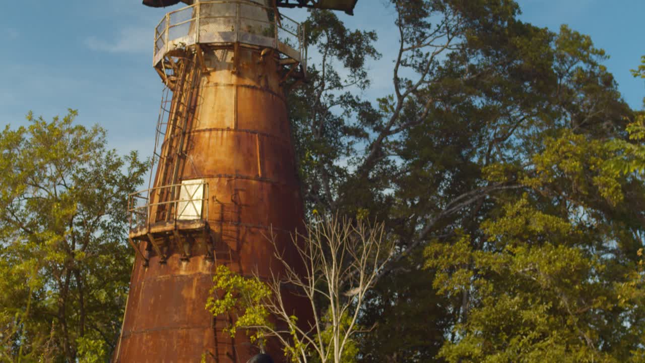 꽃밭을 걷는 모델의 오름차순 팬을 배경으로 군사 추적 스테이션을 나타냅니다.