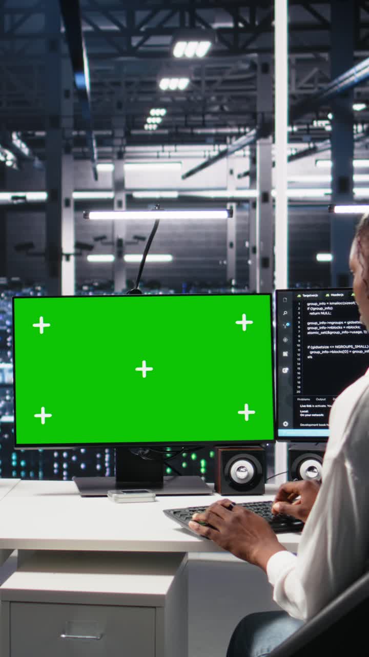 Vertikal video: Kvindelig tekniker og kollega i datacenter gennemgår AI-diagnostik på mockup-pc.