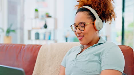 Auriculares-De-Música,-Mecanografía-En-Computadora-Portátil