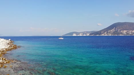 Costa-Rocosa-De-La-Playa-Emplisi-Con-Velero-En-Verano-En-Grecia