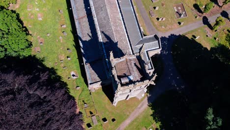 imágenes de ariel drone de la iglesia de san andrés, en la ciudad de aysgarth