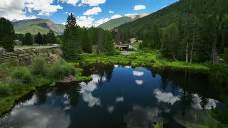 Estanque-Lago-Espejo-Reflexión-Nubes-Aéreo-Cinematográfico-Drone-Piedra-Angular-Azul-Río-Estación-De-Esquí-Verano-Breckenridge-Colorado-Vail-Resort-Pase-épico-Esquí-Snowboard-Bicicleta-Andar-En-Bicicleta-Camino-Del-Motorista-Lentamente-Movimiento-Hacia-Adelante