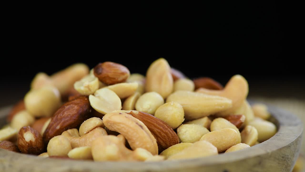 Porzione di frutta secca tostata su un piatto rotante (loop continuo)