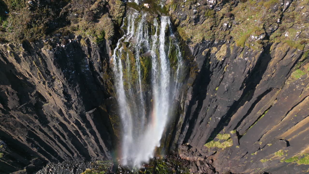 aerial de la cascada de kilt rock en la isla de skye, perspectiva de arriba hacia abajo