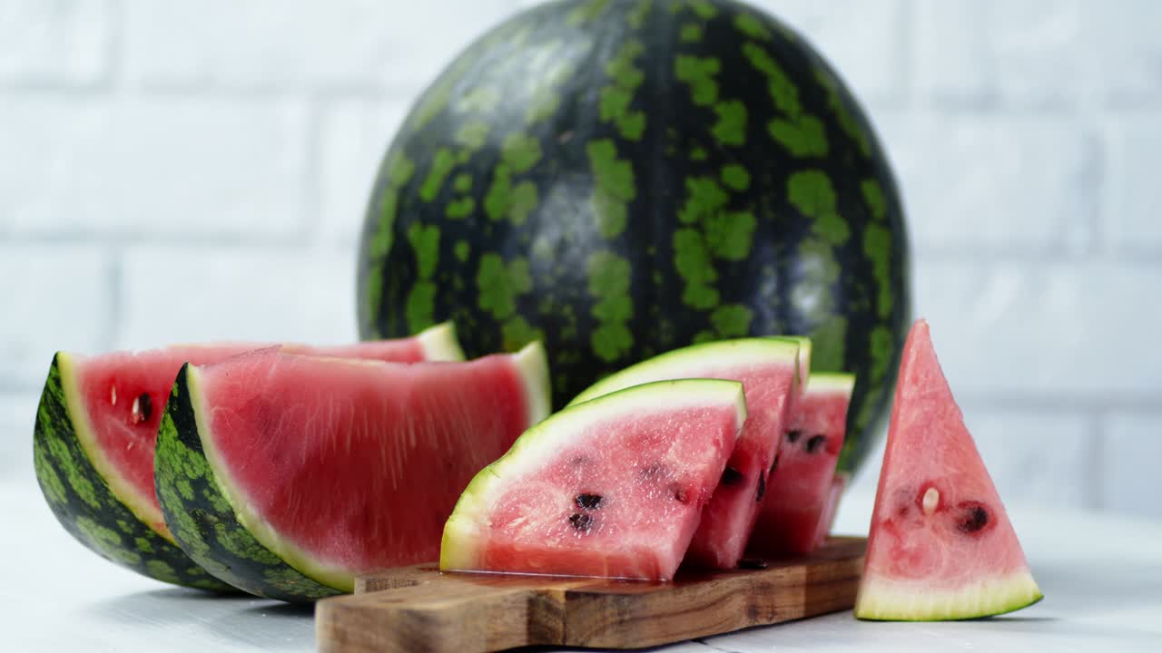 신선한 수박 조각을 절단판에 천천히 회전시니다.