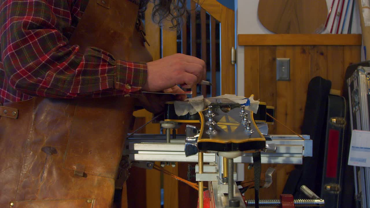 Tecnico in officina di riparazione rifretta chitarra elettrica classica vintage