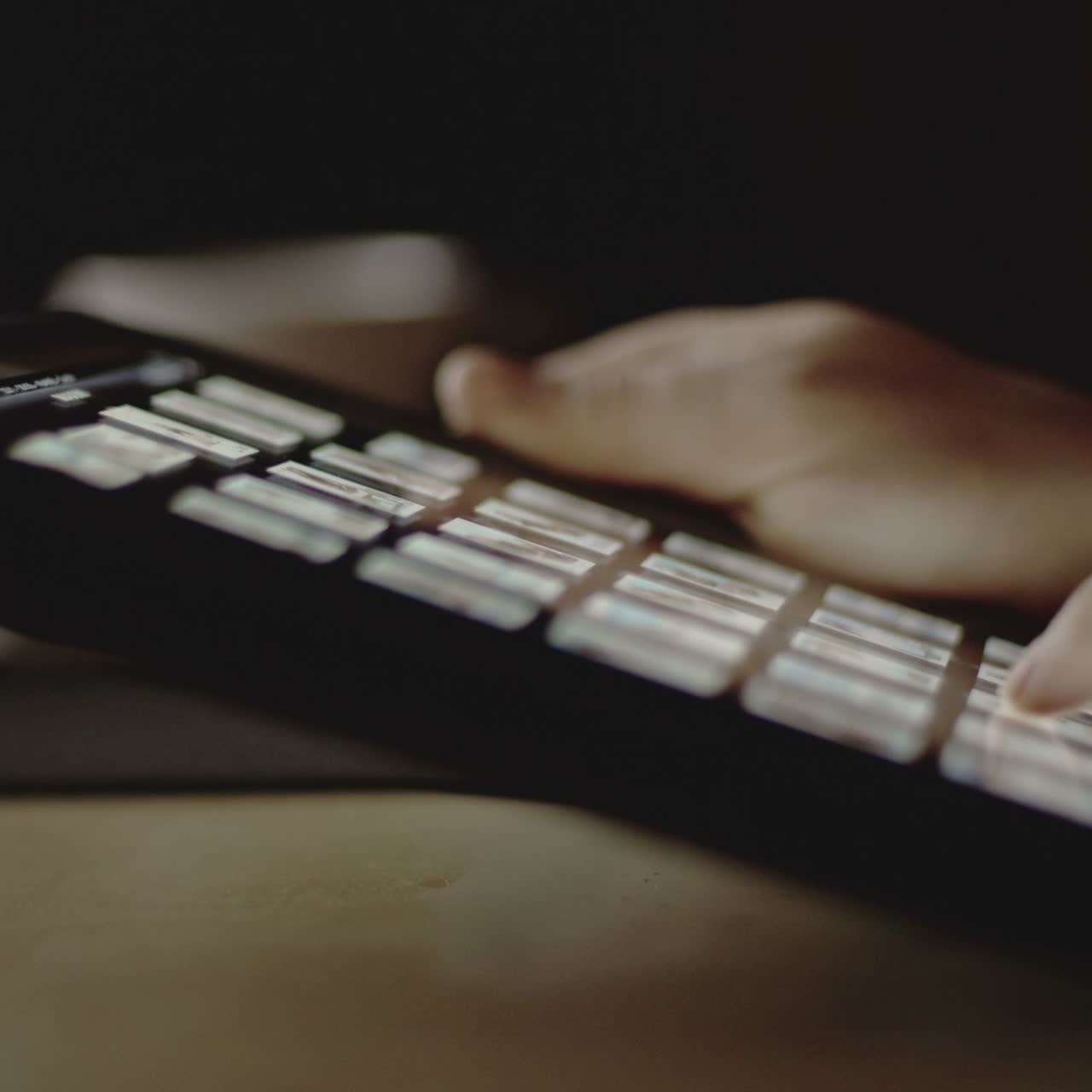 태블릿을 탐색하는 남자