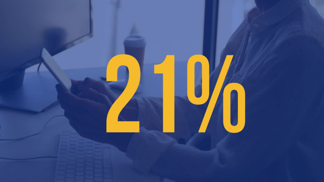 animación de porcentajes sobre mujer de negocios caucásica que utiliza teléfono inteligente