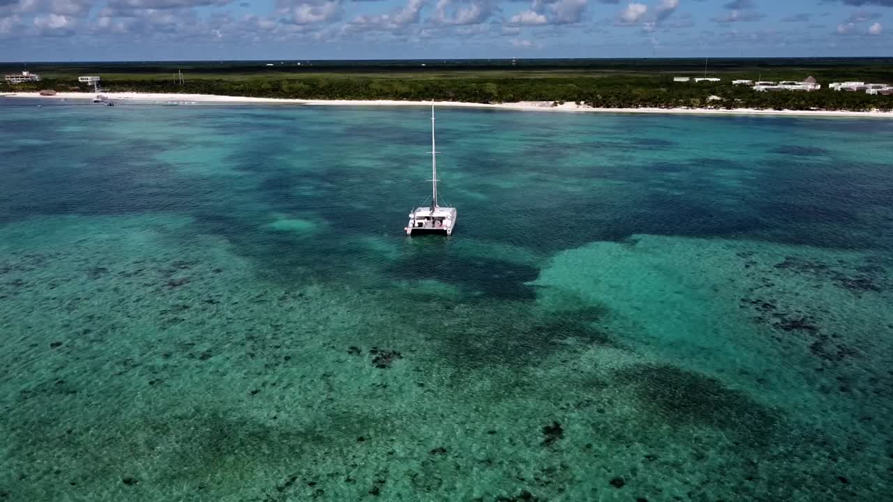 toma en órbita de un catamarán en el mar caribe al mediodía