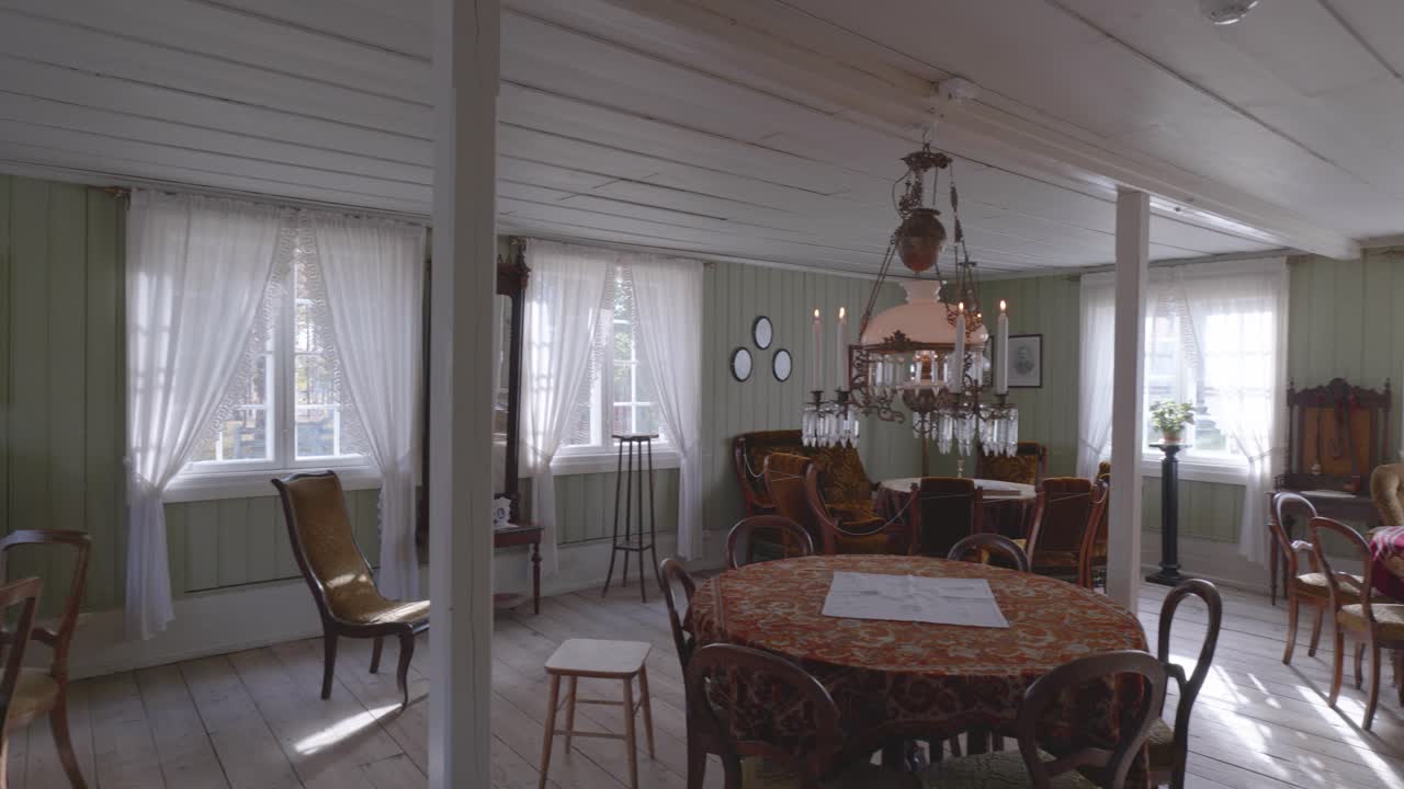 toma panorámica de una gran sala de estar pasada de moda