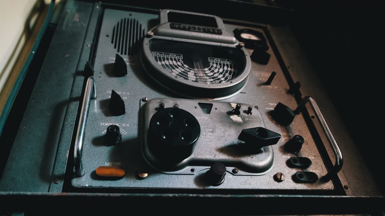 전쟁 당시의 잠수함 아날로그 제어판에서 가져온 고대 라디오 수신기 송신기