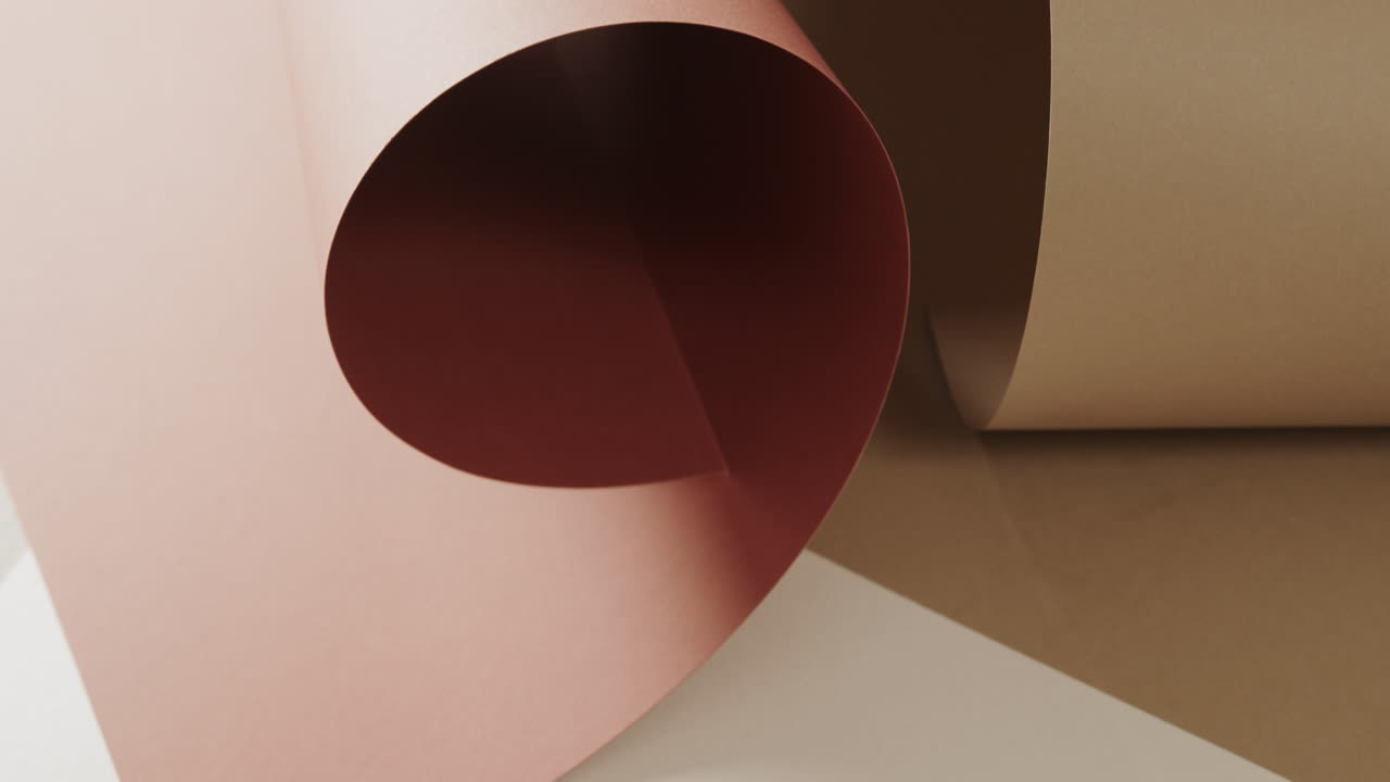 cerca de dos tonos de papeles enrollados marrones en fondo blanco con espacio de copia en cámara lenta