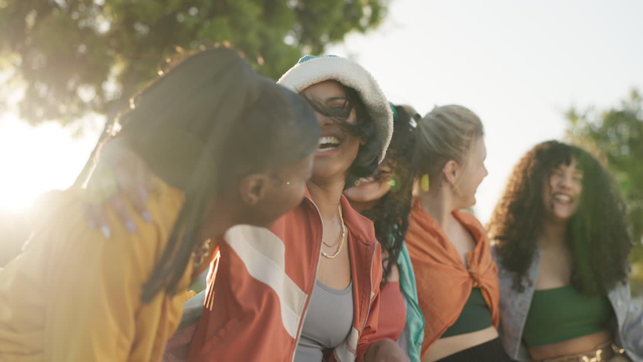 amigos, grupo y abrazo al aire libre con felicidad