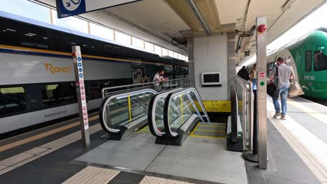 un hombre sube al tren en la estación de florencia con equipaje.