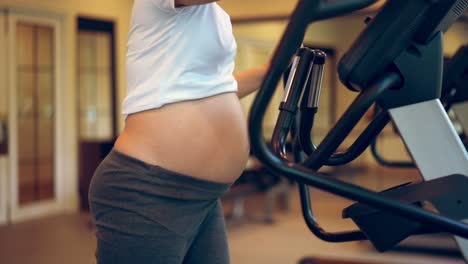 Ejercicio-Activo-De-Mujer-Embarazada-En-El-Gimnasio.