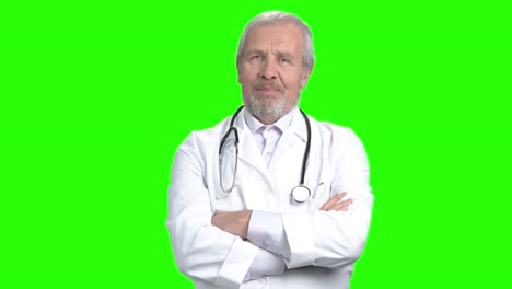 el viejo médico sonriente con los brazos plegados retrato.
