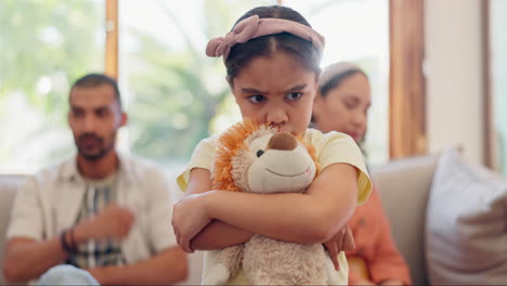 niño, triste y padres en divorcio