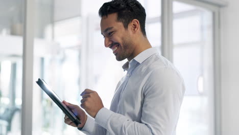 negocios, hombre asiático feliz y tableta en la oficina