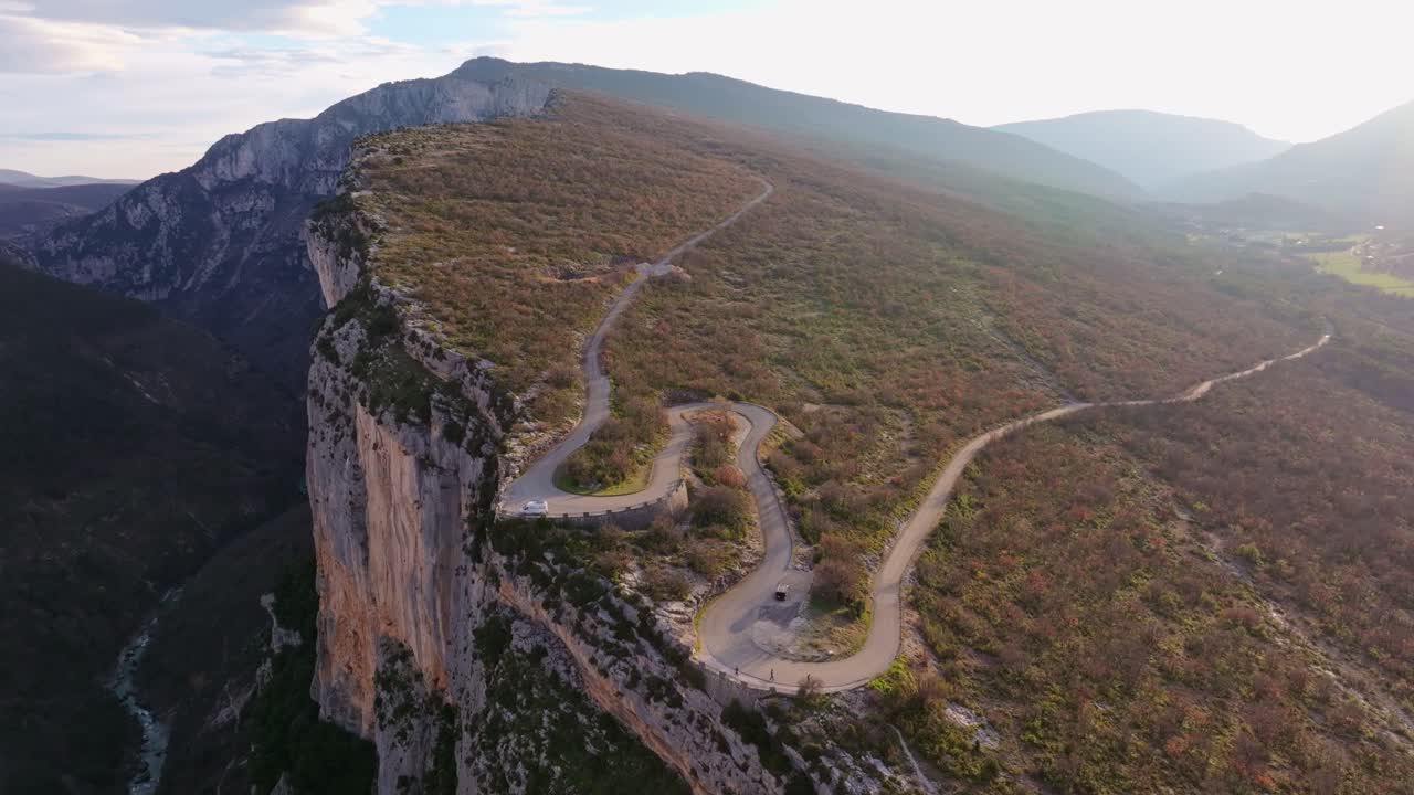 Vista aerea di una pittoresca gola francese con camper durante l'ora d'oro