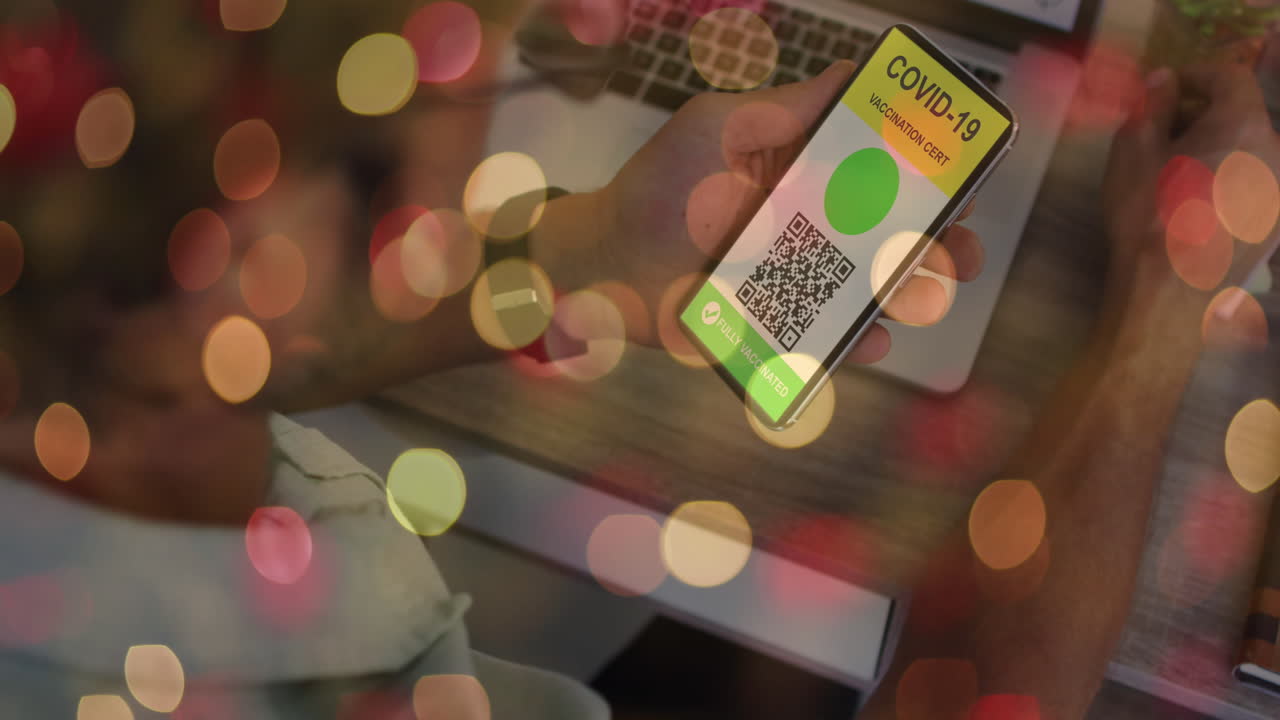 animación de un hombre que sostiene un teléfono inteligente con pasaporte de vacunación contra la covid-19 sobre luces borrosas