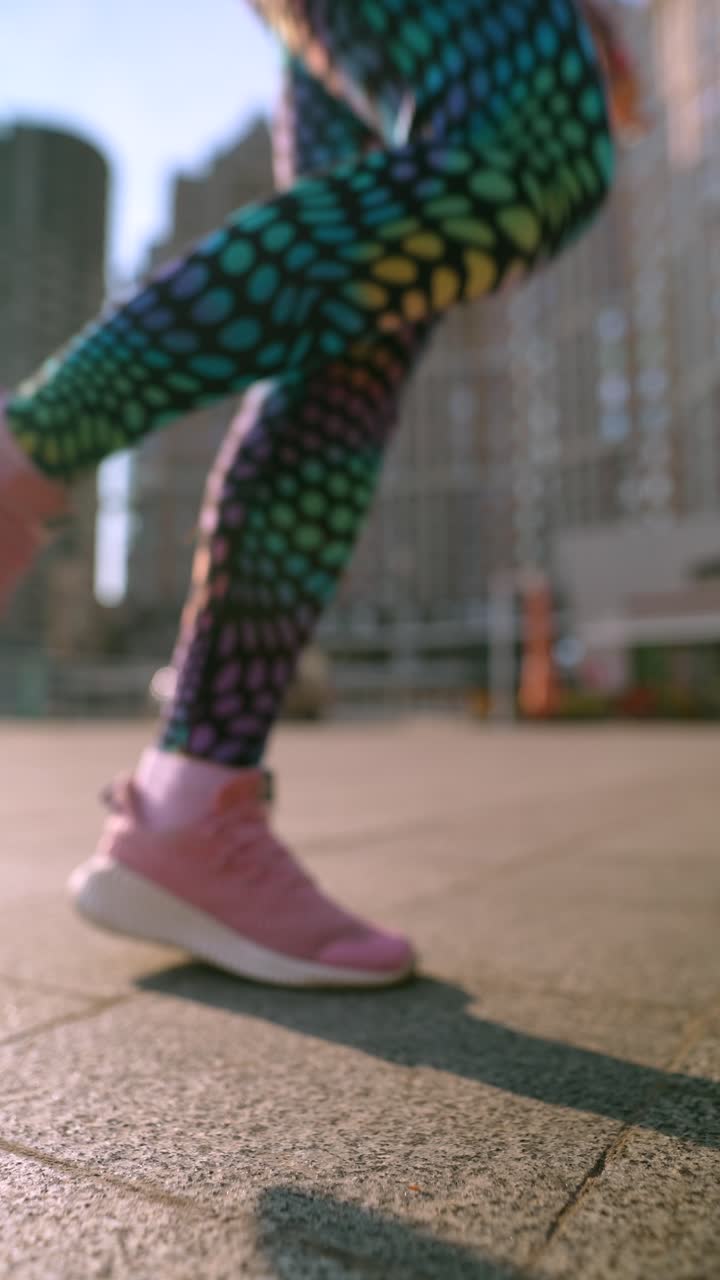 mujer corriendo por la ciudad