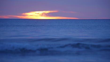 Experimente-El-Impresionante-Amanecer-Más-Allá-De-Las-Majestuosas-Nubes,-Una-Fascinante-Exhibición-Natural-De-Luz-Y-Color-En-El-Cielo