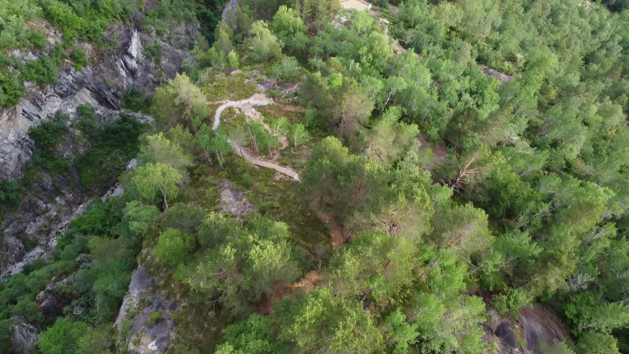 via ferrata trail loen norway - 로엔 타운 센터와 피요르드를 드러내기 위해 위로 기울어져 있는 트레일을 바라보며 내리막을 날고 있는 공중 비행 - 노르웨이