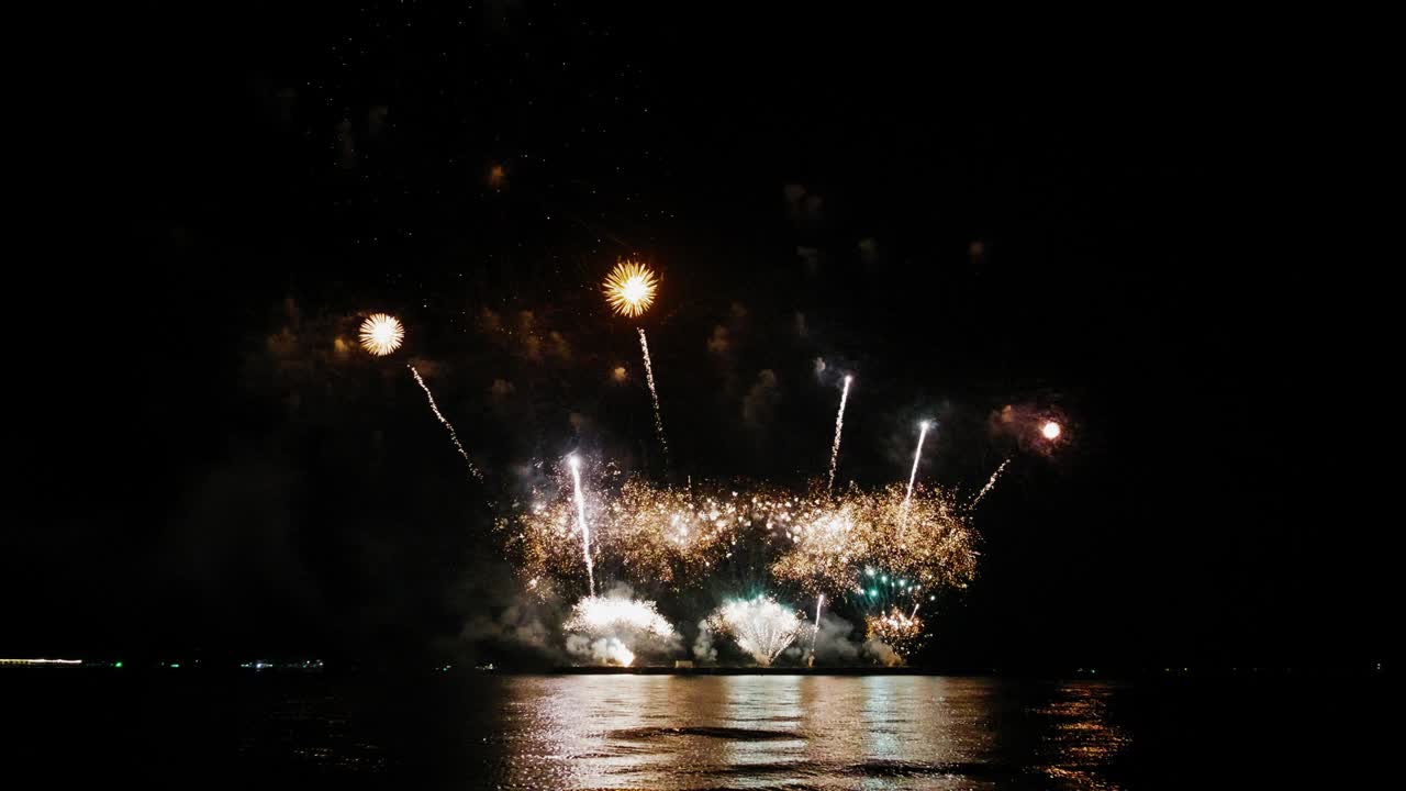 celebración con fuegos artificiales de verdad. celebración de fuegos artificios de la víspera de año nuevo.