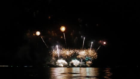 celebración con fuegos artificiales de verdad. celebración de fuegos artificios de la víspera de año nuevo.
