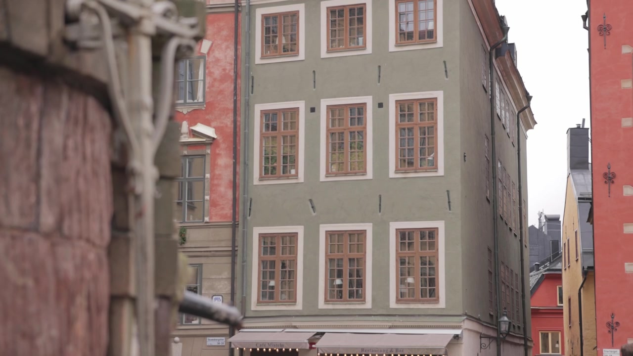 İsveç, Stockholm'ün Eski Şehrindeki Tipik Binaların Cephesindeki Pencereler. Seçici Odak