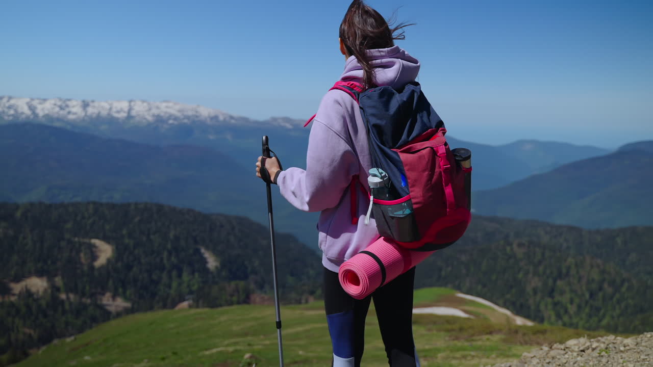 산악 풍경을 즐기는 산책자