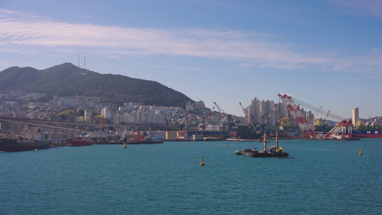 puerto y bahía internacional de busan, vista panorámica de corea del sur, tiempo soleado