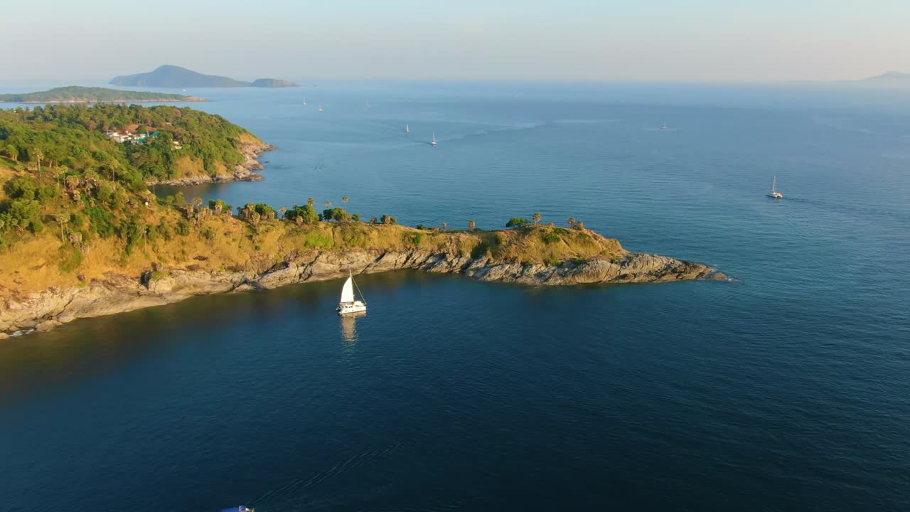 태국 푸켓 지방의  프롬테프 케이프에서 해가 지는 동안 바가에 있는 풍경적인 포인트 보트.