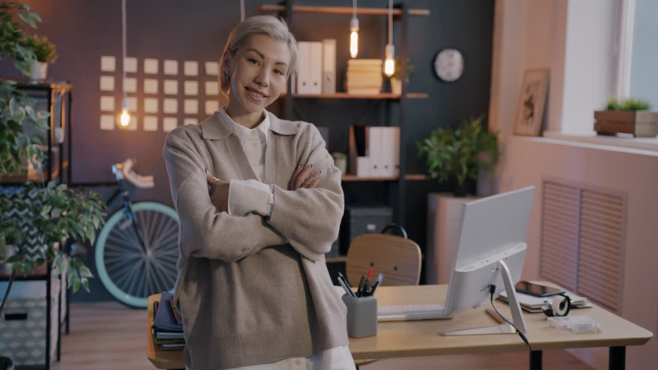 현대적인 사무실에 있는 여성