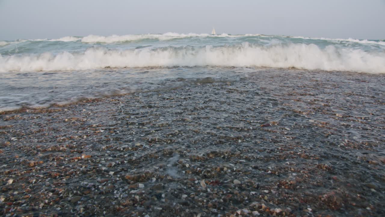 해가 지면 바다의 파도