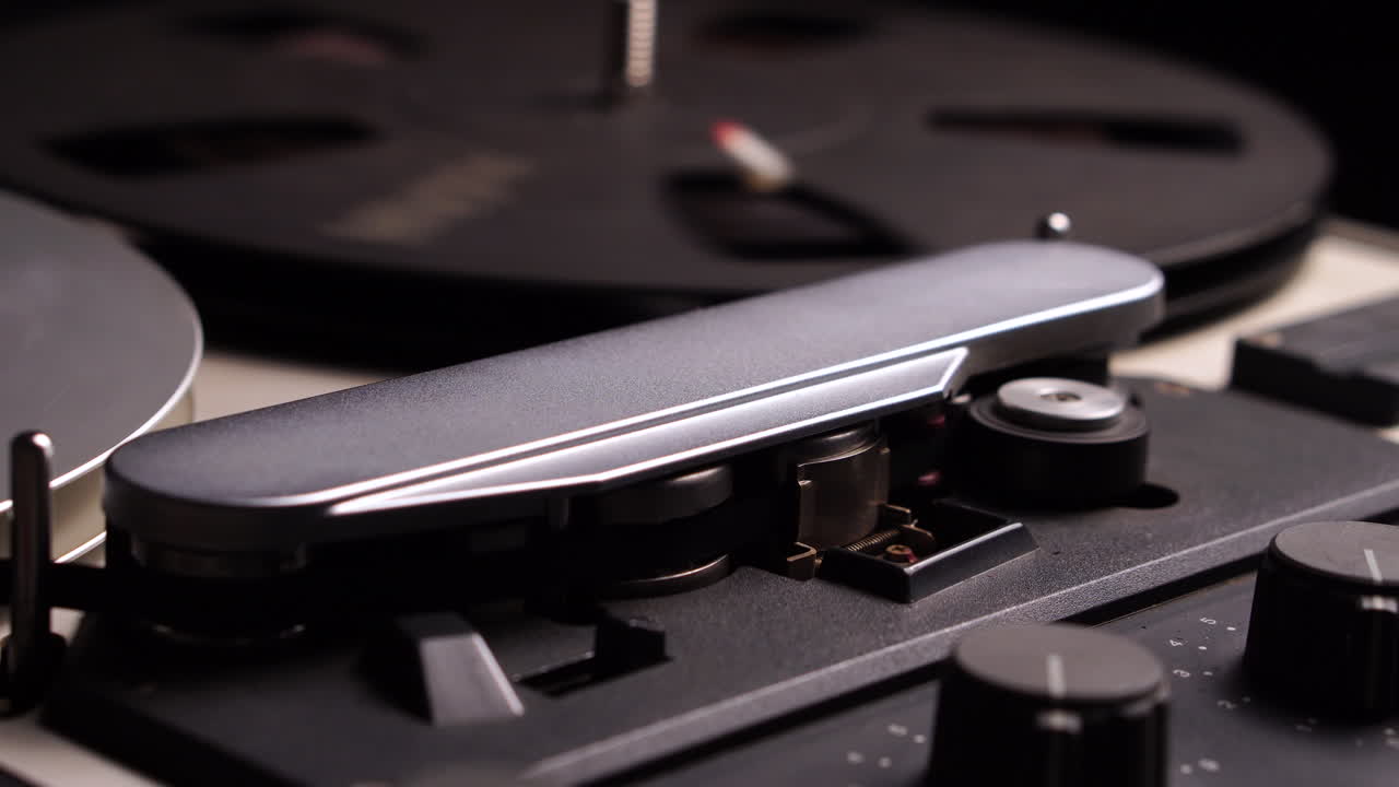 전문적인 릴 릴 오디오 레코더와 스핀 테이프, 클로즈업