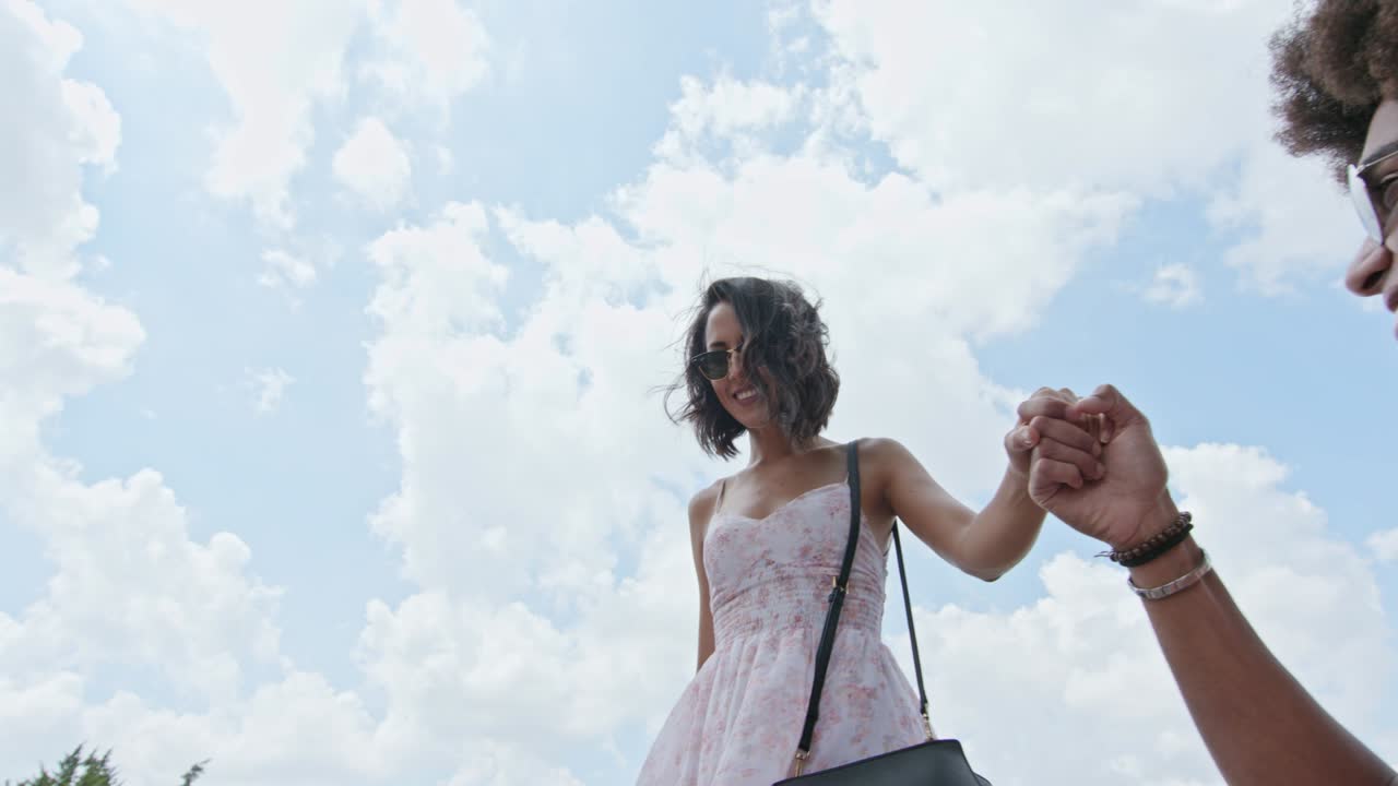 분수 가장자리나 작은 벽에서 웃으며 걸어가는 여성, 자유롭고 행복한 느낌, 어시시 시골의 주요 광장.중간 촬영, 낮은 관점, 우브리아의 친구들, 이탈리아 여행, 느린 동작